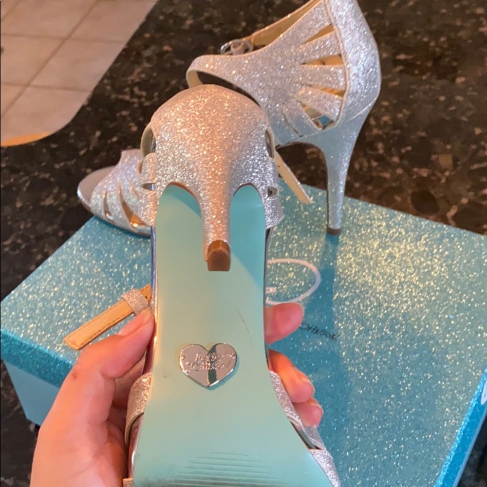Silver heels - Picture 4 of 4